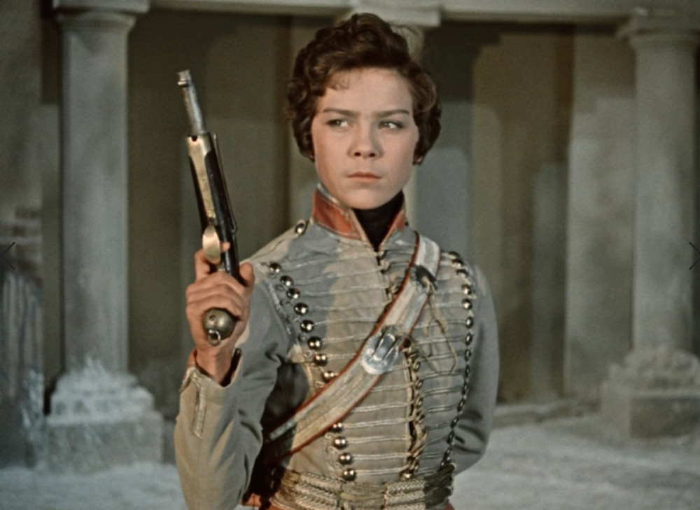 Лариса Голубкина - Шурочка Азарова. Кадр из фильма "Гусарская баллада".