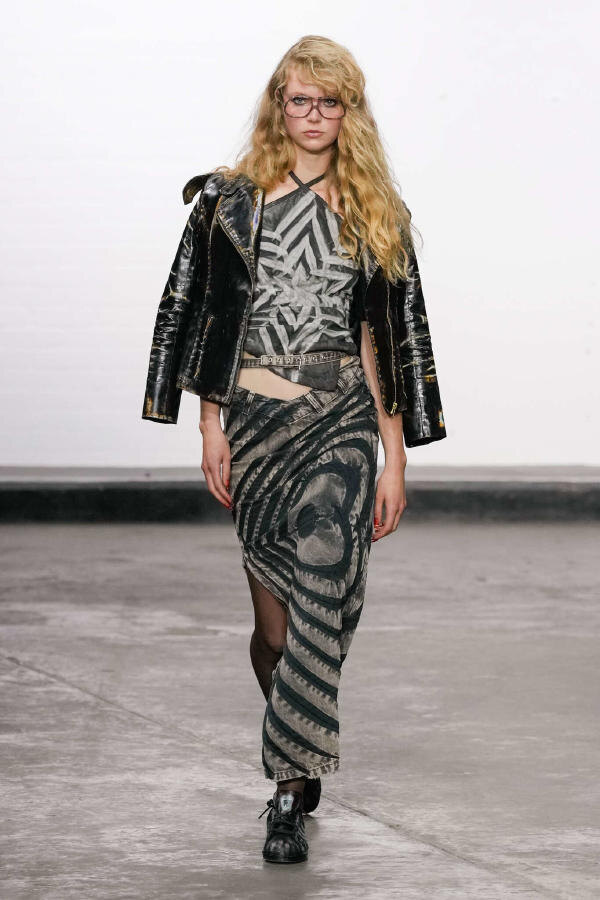 Показ коллекции Маши Поповой весна-лето 2025 на Неделе моды в Лондоне SS25