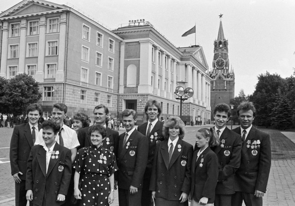 Капитан сборной СССР по хоккею Вячеслав Фетисов в составе победителей на зимней олимапиаде в Калгари. Вручение государственных наград в Кремле. 1988 год.