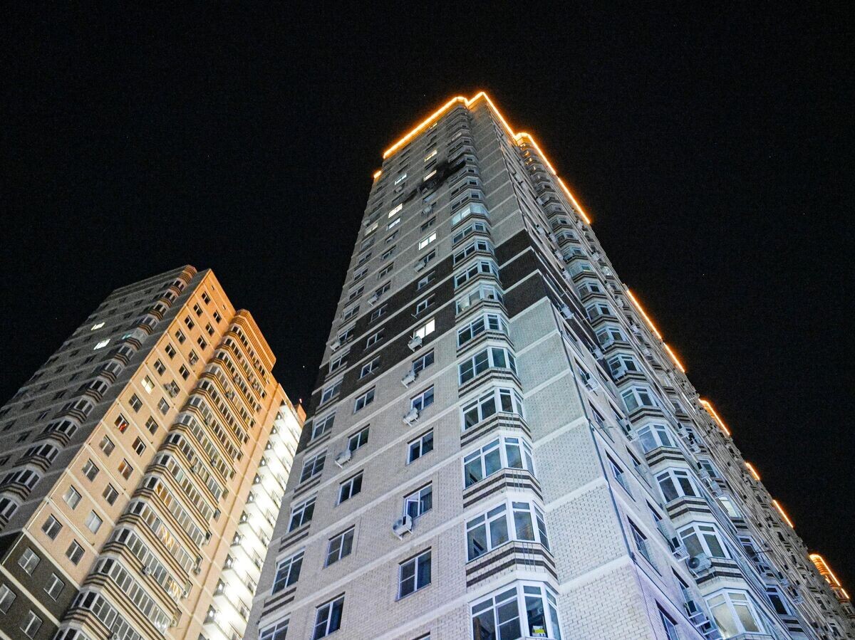    Жилой дом в Ростове-на-Дону, поврежденный из-за атаки украинского беспилотника© РИА Новости / Сергей Пивоваров