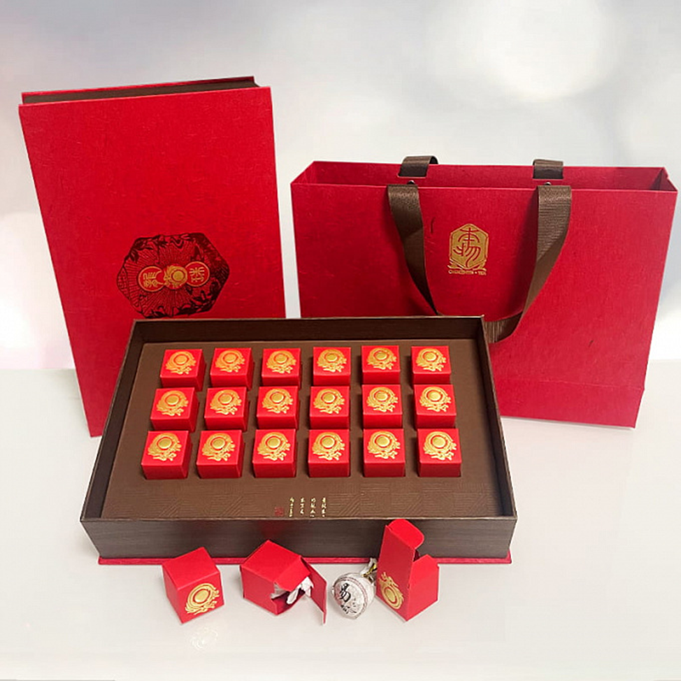 Так выглядит этот набор, а производят такие наборы в китайской провинции Юньнань. Общий вес чая в наборе – 150 гр.