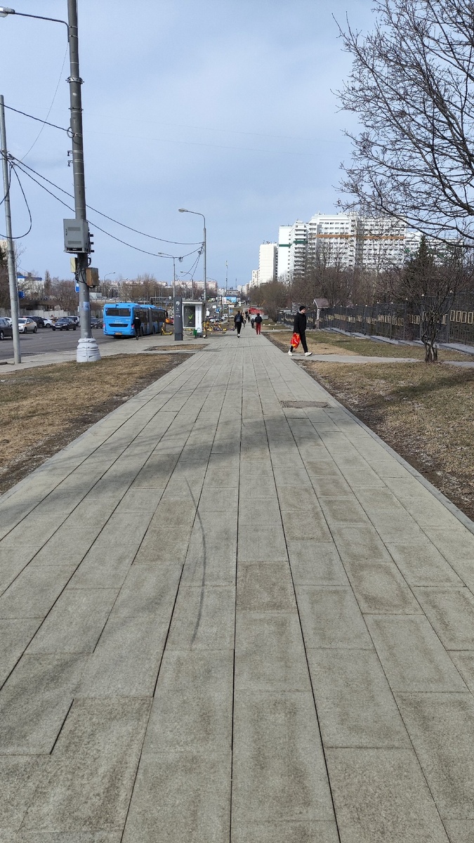 Первая половина дня, народу немного.