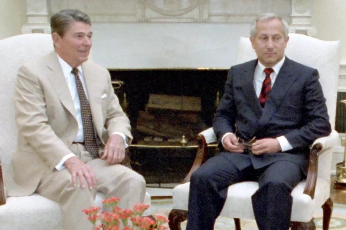    Олег Гордиевский (справа) с Президентом США Рональдом Рейганом (слева).