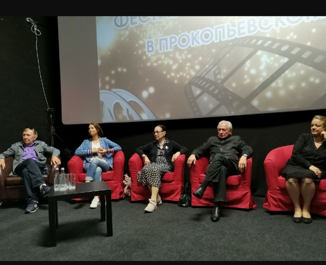 На фото Лариса Голубкина в центре