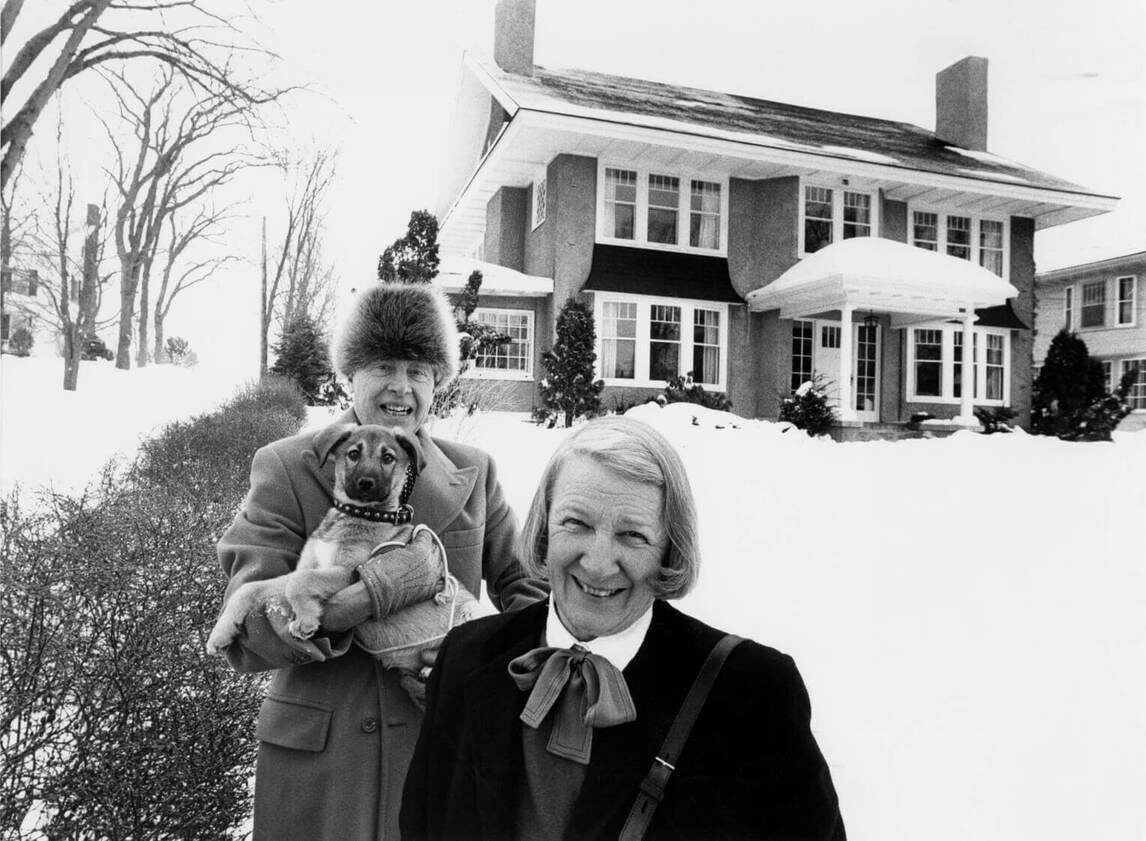 Алекс и Рода Колвилл с Мин возле своего дома в Вулфвилле, Новая Шотландия, 1988 год, фотография Гвидо Мангольда.