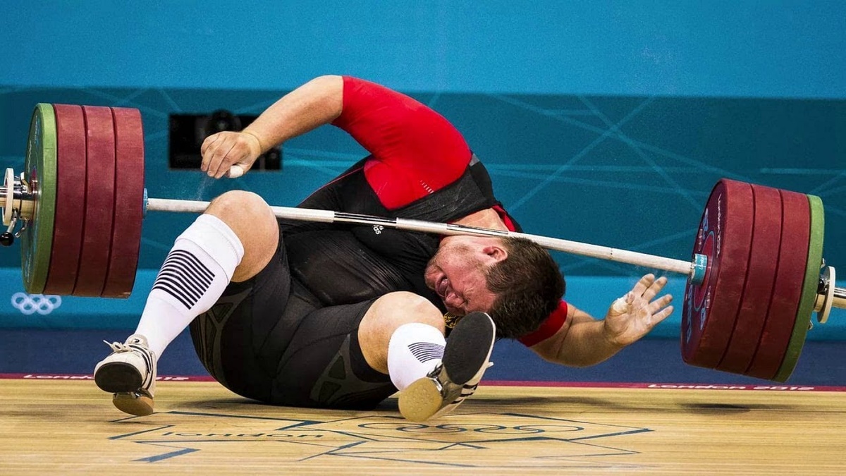 Как ни странно, но атлет остался цел.