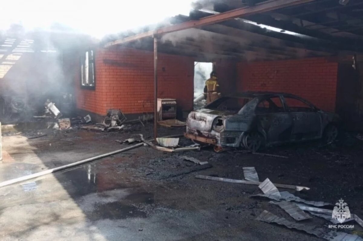    Под Ростовом пожарные потушили летнюю кухню и гараж