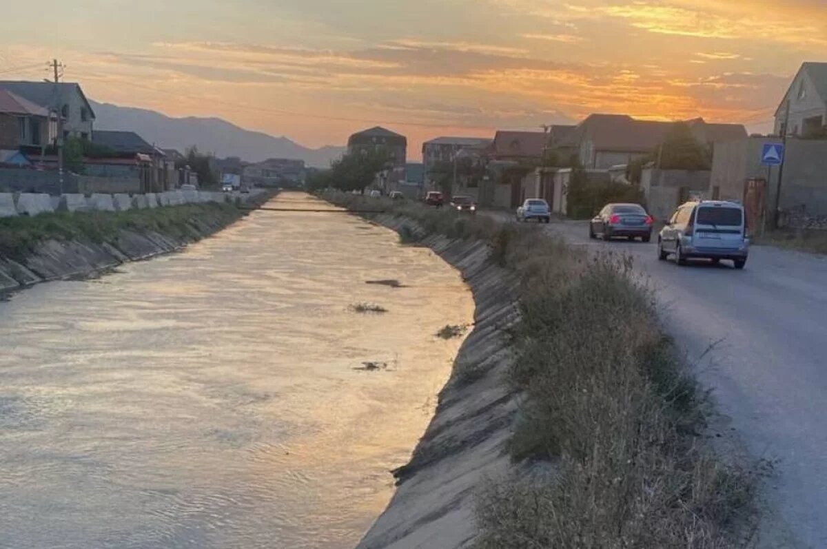    Канал регулярно чистят от мусора и встречают страшные находки.