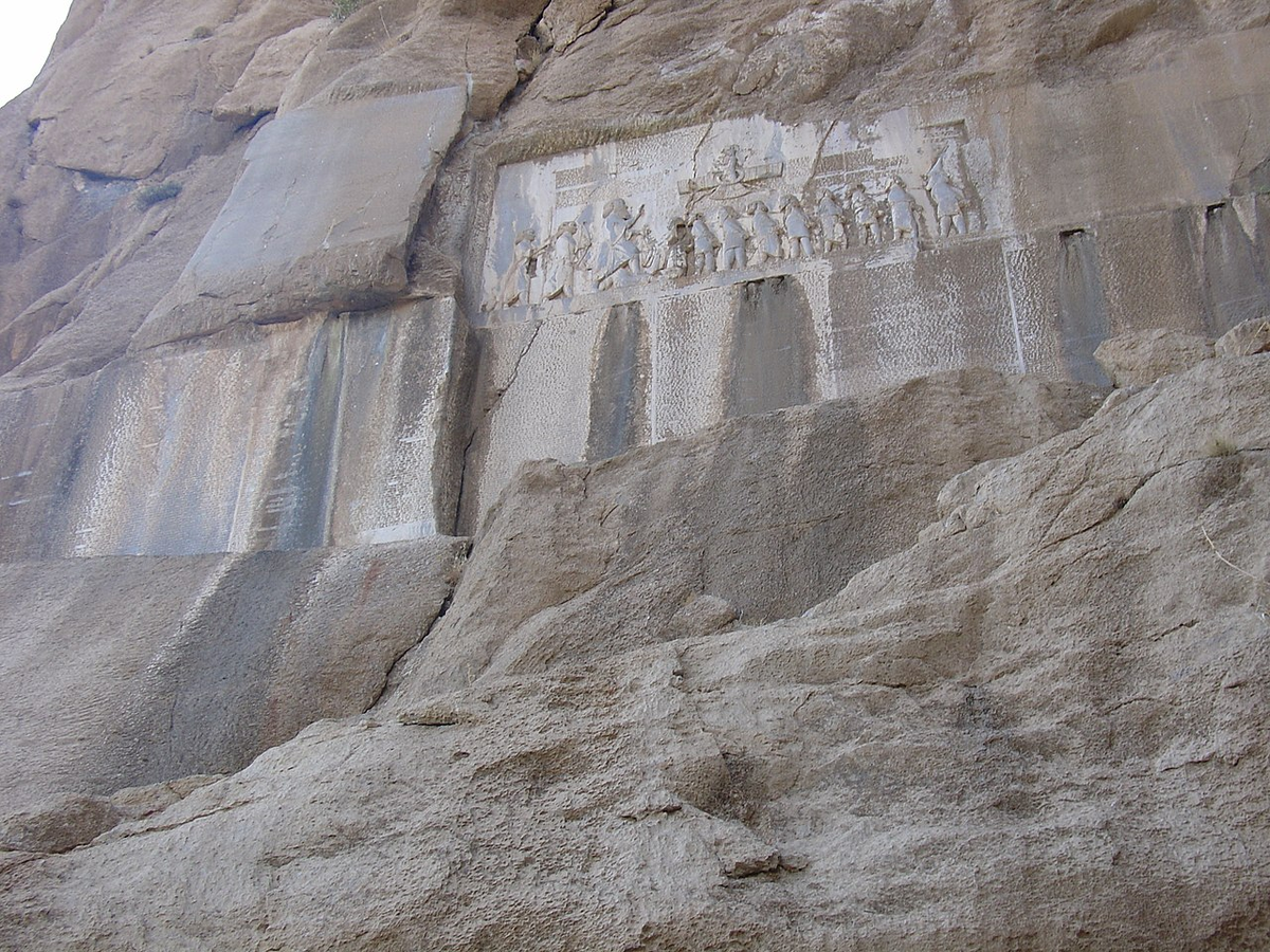 Самое раннее  упоминание слова «арийский»: Бехистунская надпись (барельеф на фото) где написано, что она  «на арийском („arya“) [языке.  Иран, возраст 2600 лет. 