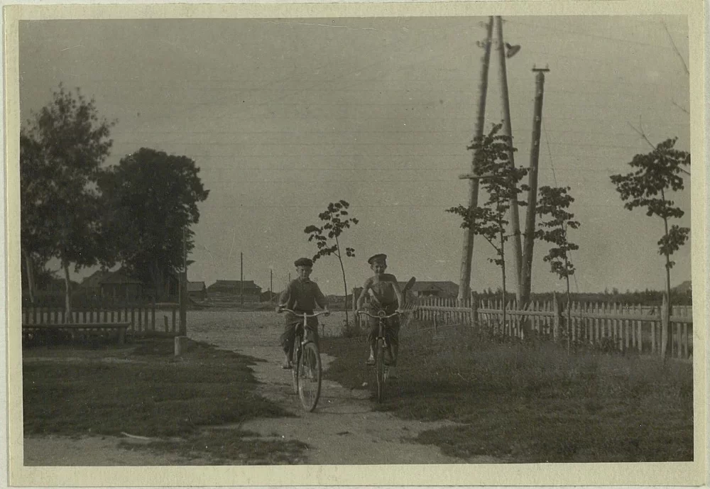 Школьники на улице села. Название села не указано