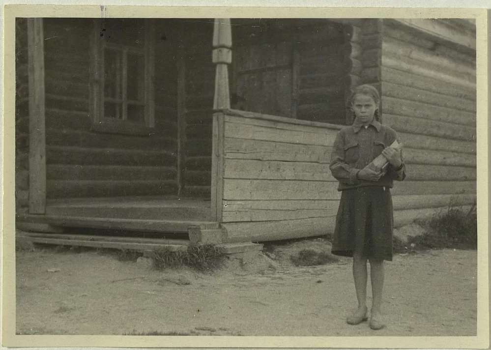 Шестиклассница у деревянного дома. 