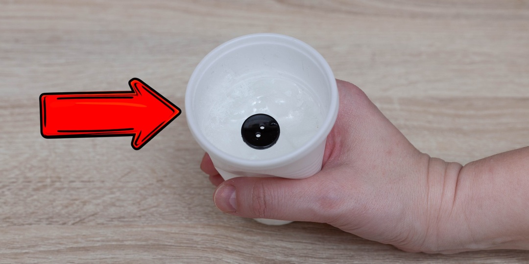 Я всегда кладу пуговицу в холодильник на даче! Соседи смеялись, а потом стали делать также.