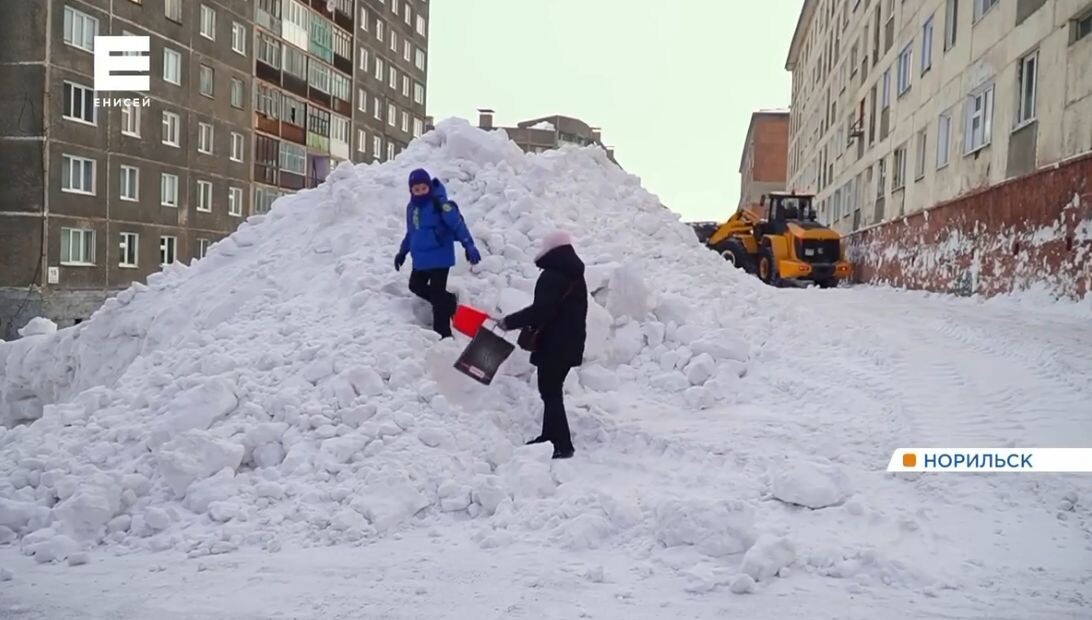     В Норильске девочка попала в больницу после падения со снежной горы