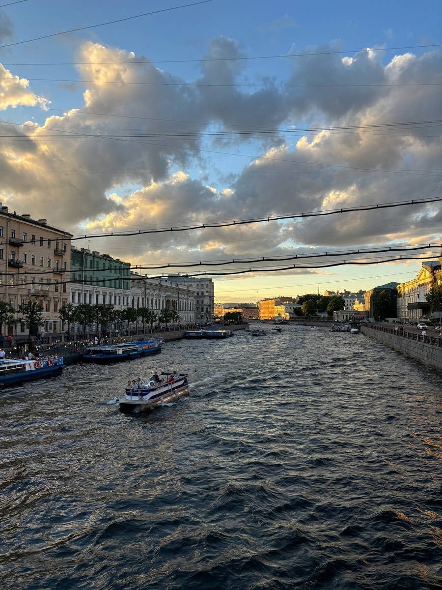 А какая же Нева по весне - заглядеться можно