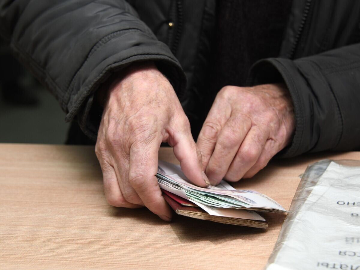    Мужчина с полученной пенсией на почтамте в Чите© РИА Новости / Евгений Епанчинцев