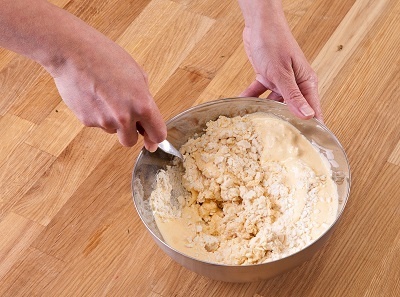    Шаг 1. Крошку смешиваем с желтковой смесью