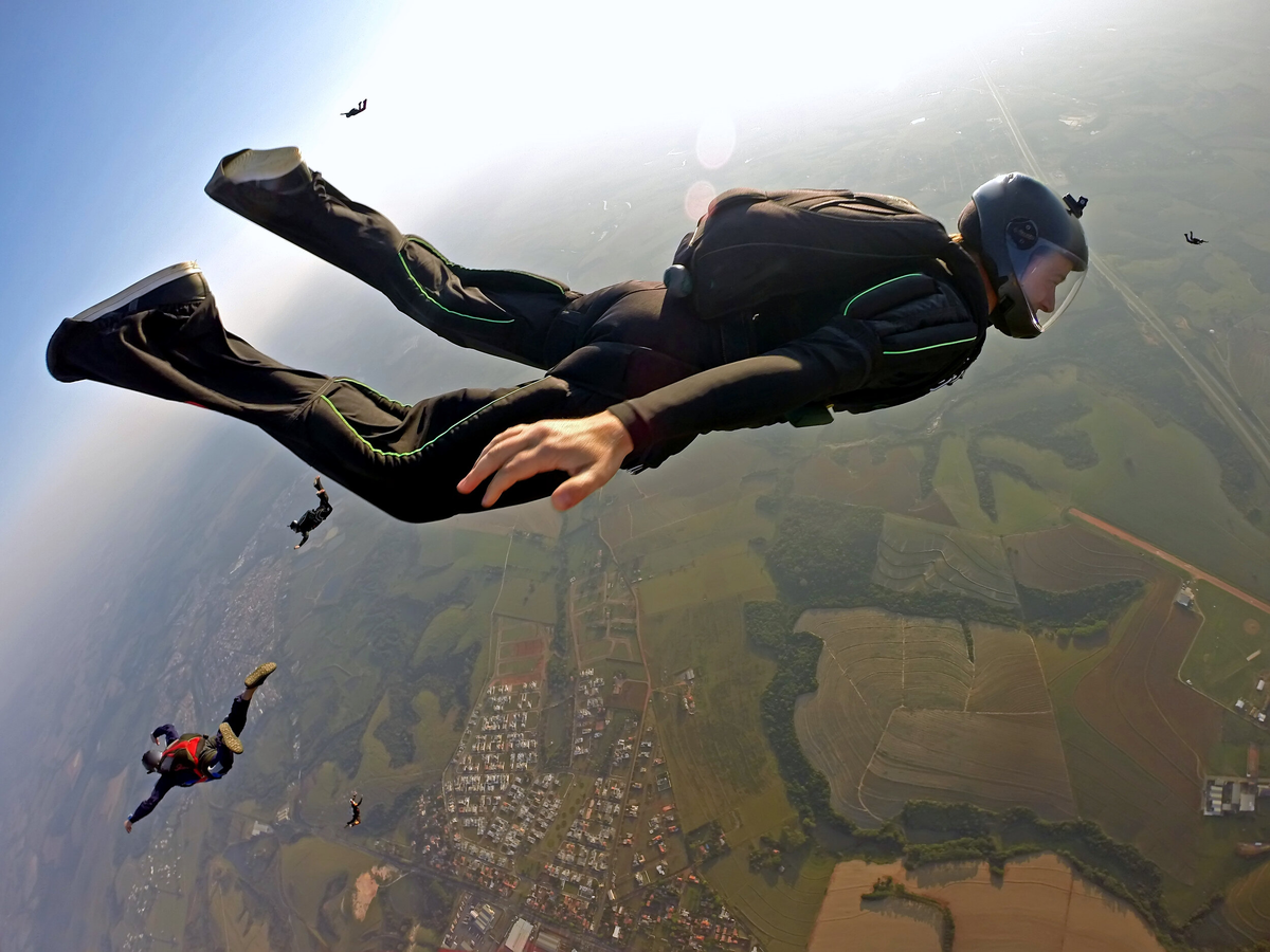 Во время свободного полета все тела устремляются к Земле с ускорением g. Но можно сказать, что это Земля устремляется навстречу телу - то есть как бы движется, "расширяется", сразу во все стороны 3D-пространства. Это означает, что 3D-пространство вокруг Земли искривлено в дополнительном измерении.