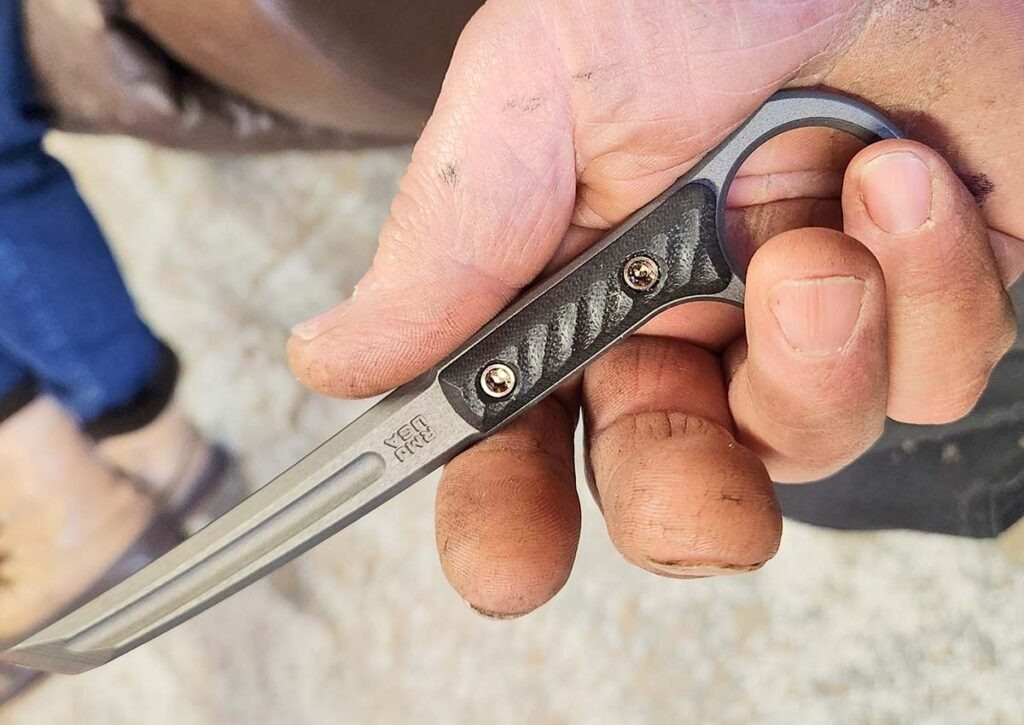 Большая петля для пальцев на рукоятке ножа Stabby Guy служит надёжной опорой для руки, позволяя крепко держать нож и предотвращая его скольжение во время колющих движений. Фуллер, расположенный внутри рукоятки, придаёт лезвию дополнительную прочность и снижает вес.