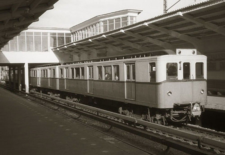 Поезд из берлинских вагонов на станции "Студенческая" в Москве. 1960-е
