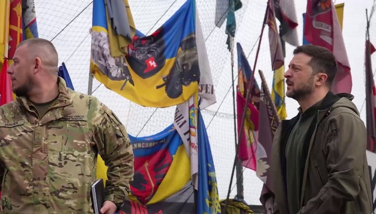    "Возможно, придется сворачивать флаги и уходить"