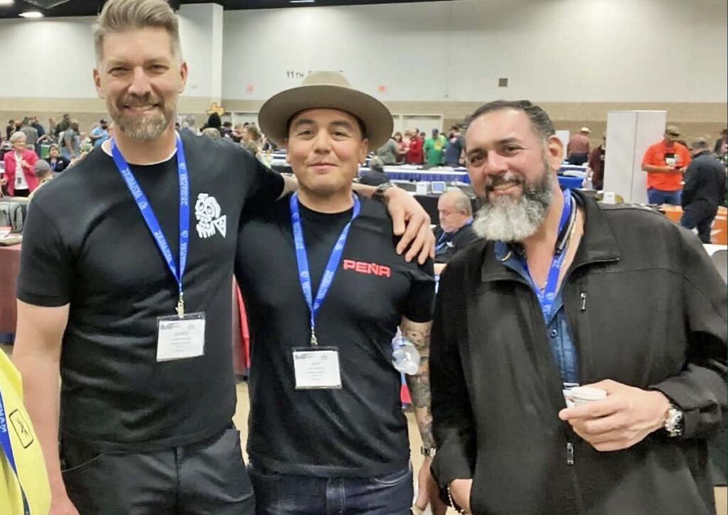 Три участника движения «Suprlativ», расположенные слева направо: Джаред Озер, Хави Гарсия и Энрике Пенья.