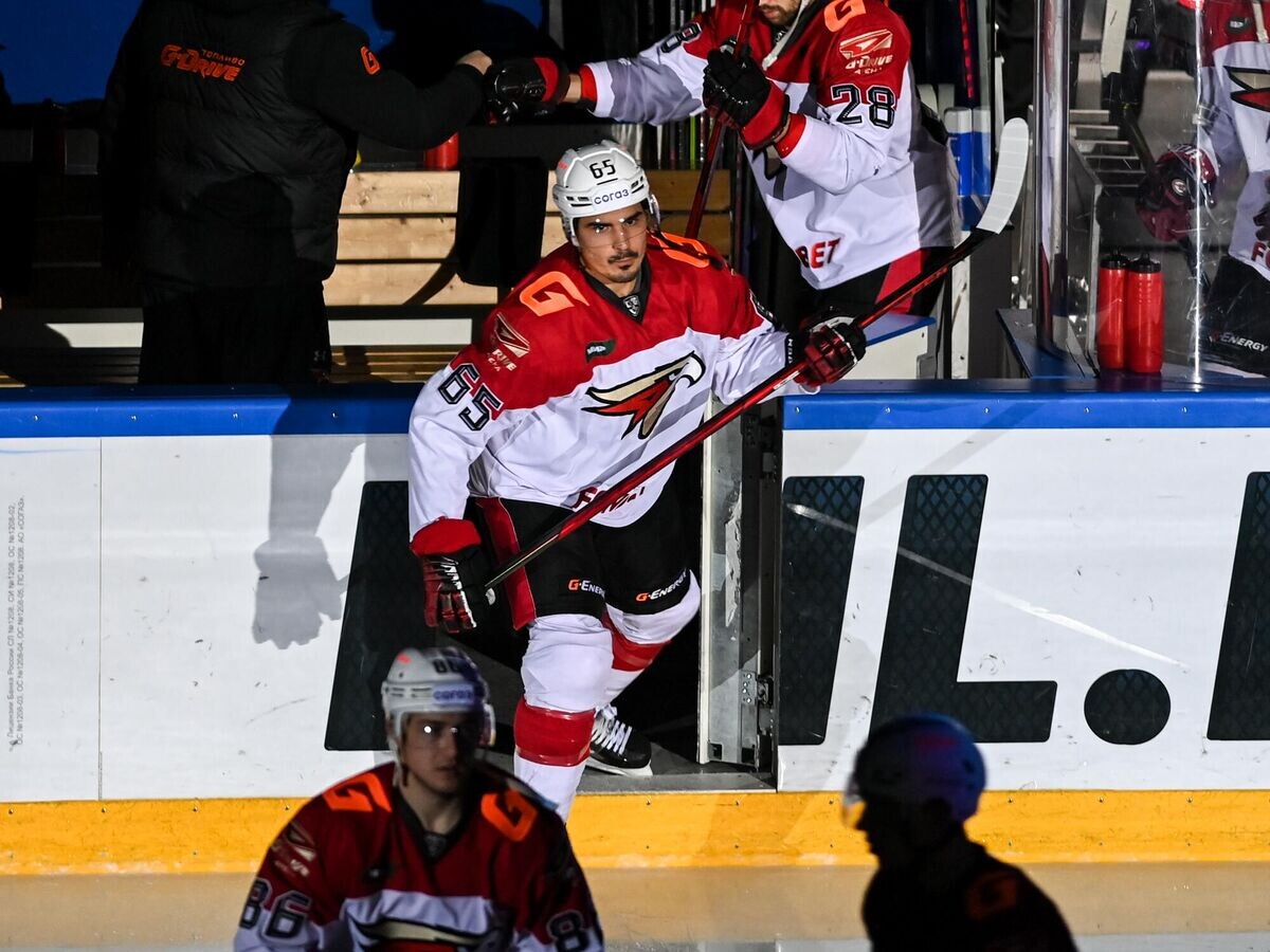    Нападающий "Авангарда" Наиль Якупов перед матчем КХЛ© пресс-служба ХК "Авангард" (Дмитрий Ложкарев)