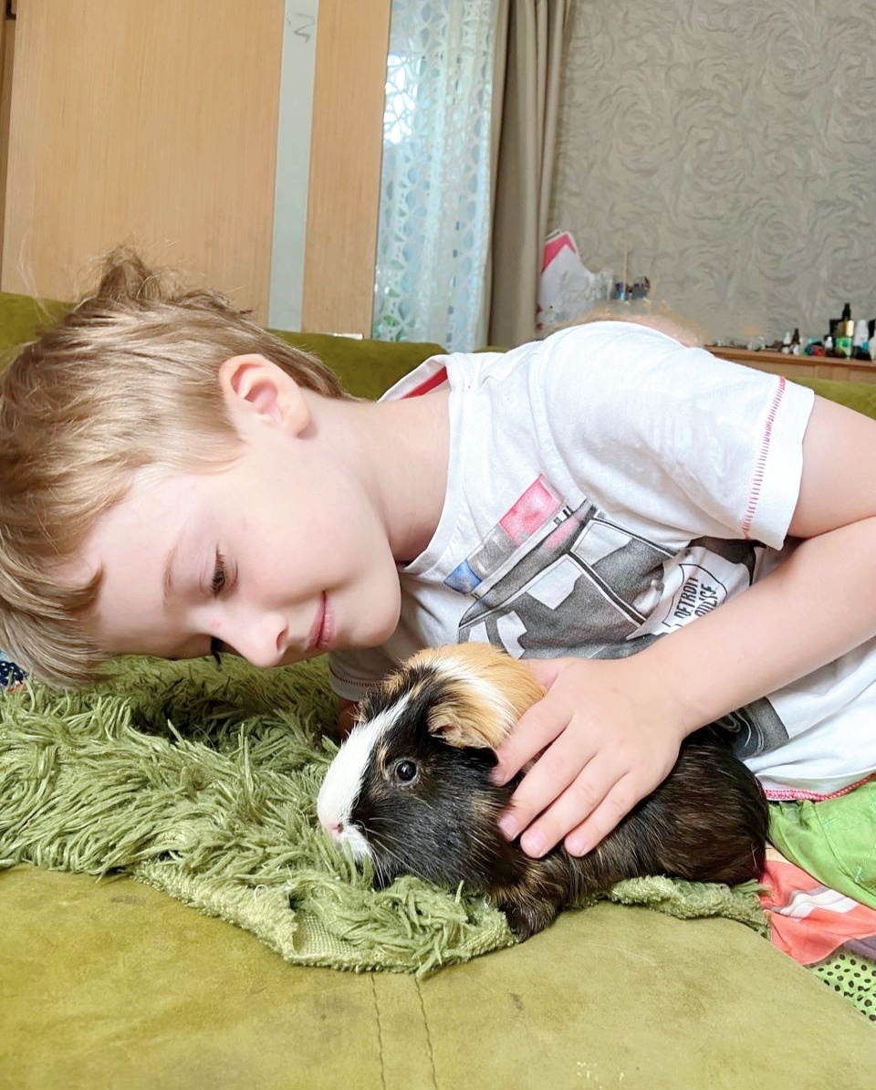 Лаврик с морской свинкой. 