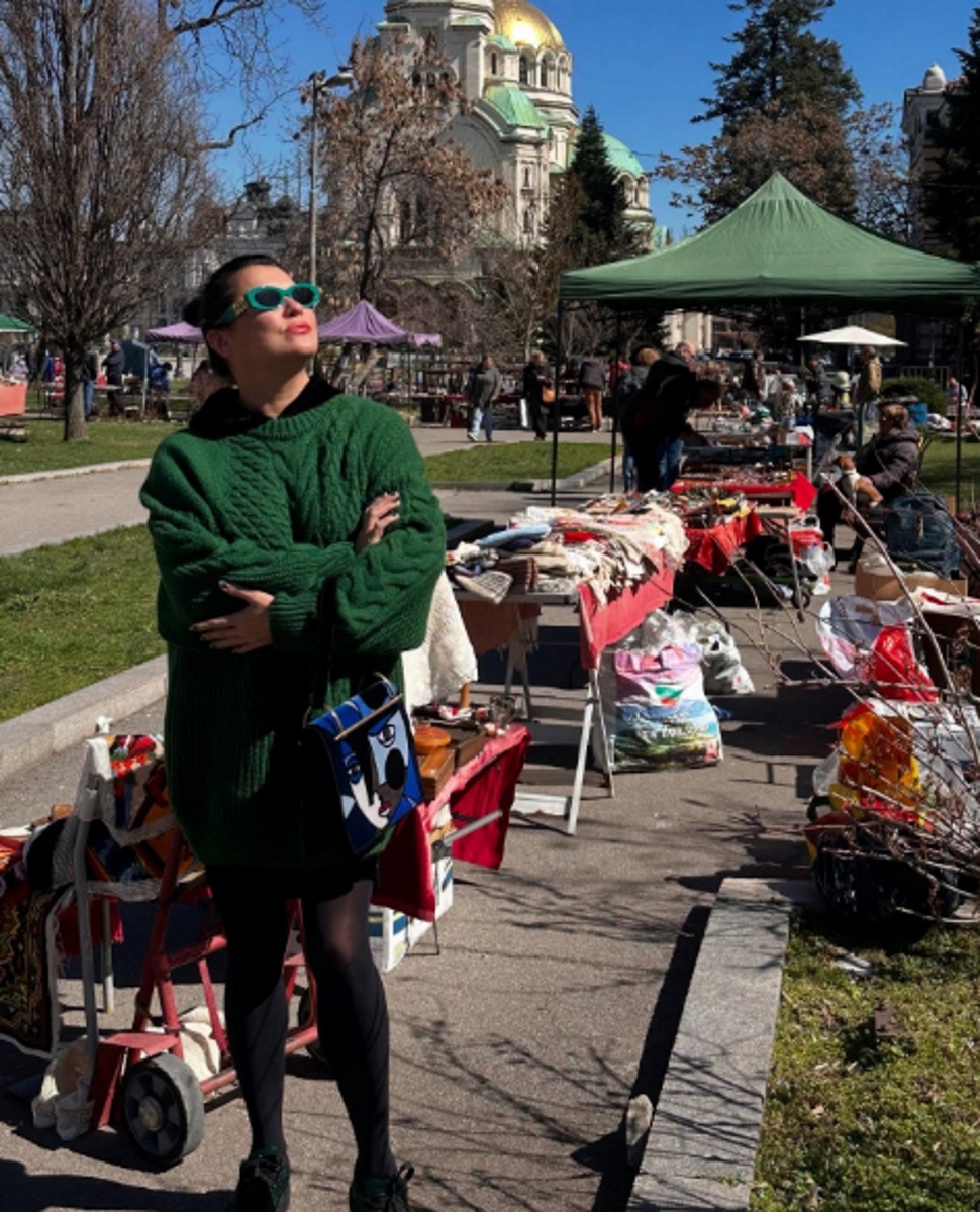 Анна Нетребко в мини-юбке, изумрудном кардигане и капроновых колготках. Фото: соцсети