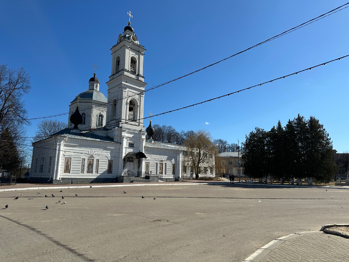 Собор Святых Петра и Павла — приходской храм Калужской епархии Русской православной церкви, расположенный в городе Тарусе. История: в 1779 году деревянный храм в центре города сгорел при пожаре. Через 10 лет на его месте появился каменный собор, освящённый в честь апостолов Петра и Павла. Его постройка финансировалась из казны Екатериной II. Автором проекта стал калужский губернский архитектор И.Д. Ясныгин.