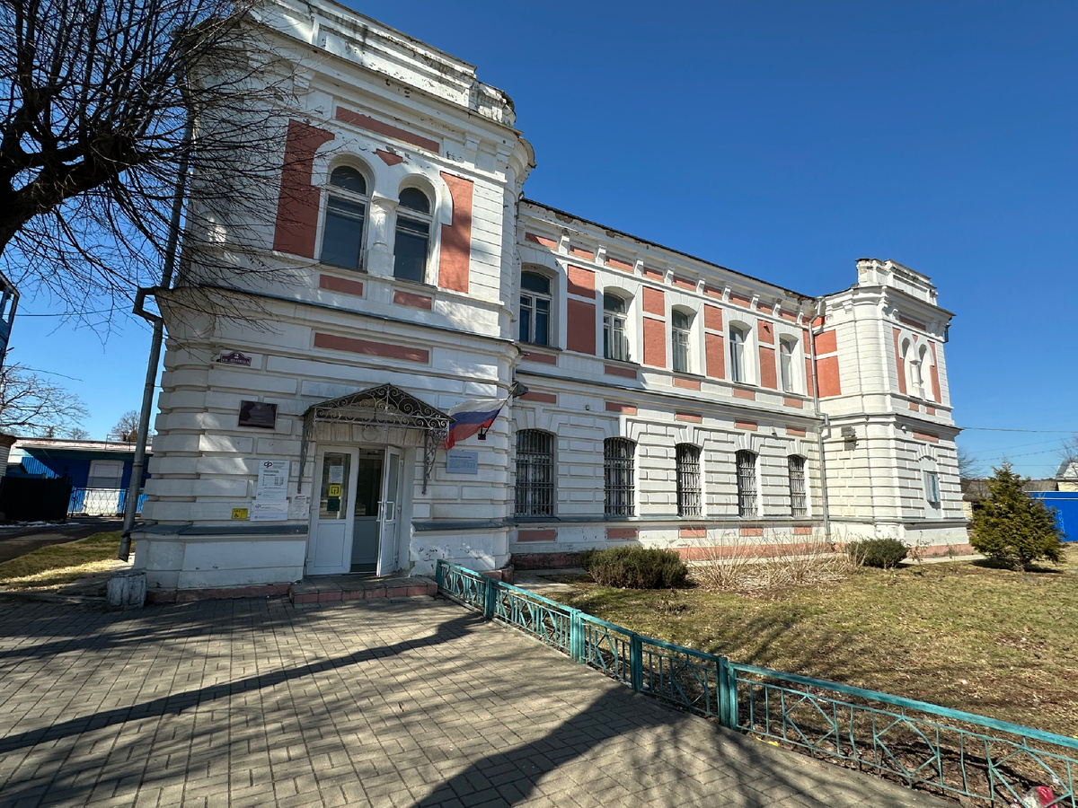 Здание Госбанка (Казначейство) начала XX века в Тарусе находится по адресу: площадь Ленина, 2. Это выявленный памятник архитектуры, изначально построенное как вокзал планировавшейся железнодорожной станции Таруса.