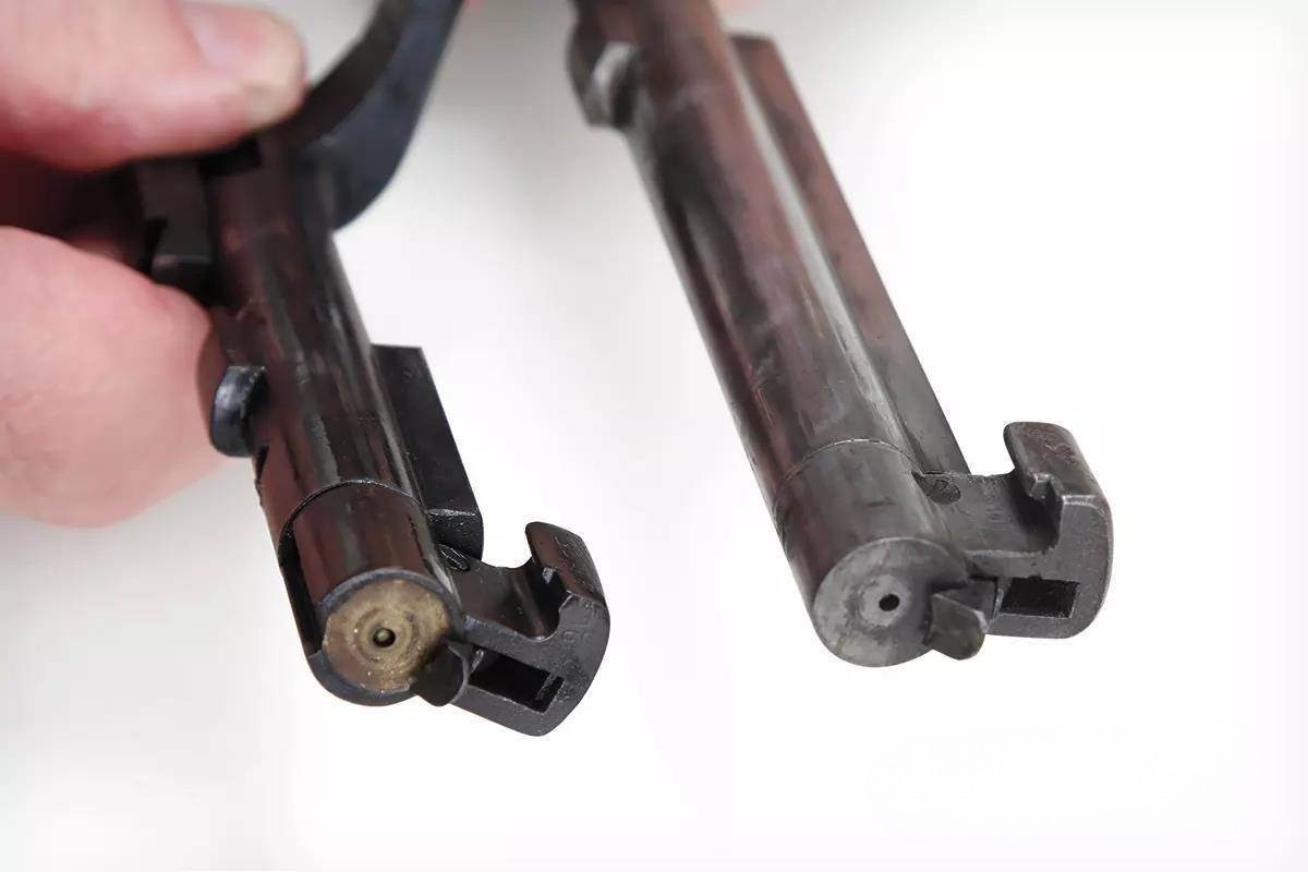 Компания U.S. Armament выяснила, что для установки патрона 45 ACP не нужно делать углубление в головке затвора «Энфилд» Commando. Справа показан затвор Mk III без изменений.