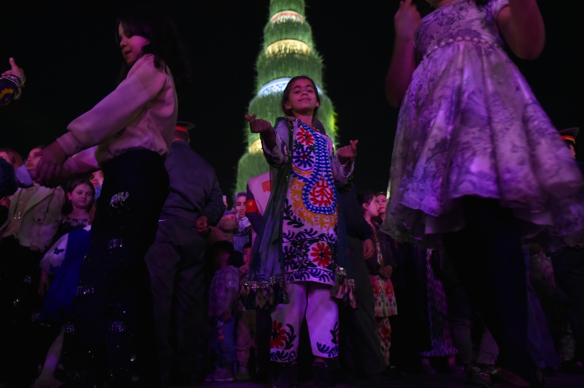 В Душанбе состоялся грандиозный концерт, посвященный Международному празднику Навруз. Главные торжества прошли на площади Истиклол.