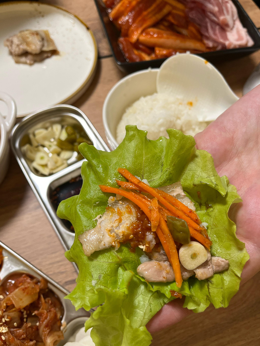 Заворачиваем в листья салата мясо рис соус чеснок острый зеленый перец морковь. А вообще все что угодно, каждый раз новый завертопс (сам). 