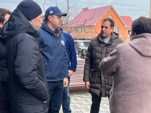    «Единая Россия» помогает устранить последствия атаки БПЛА на жилой дом по Горсоветской в Ростове //Фото пресс-службы РРО партии "Единая Россия"