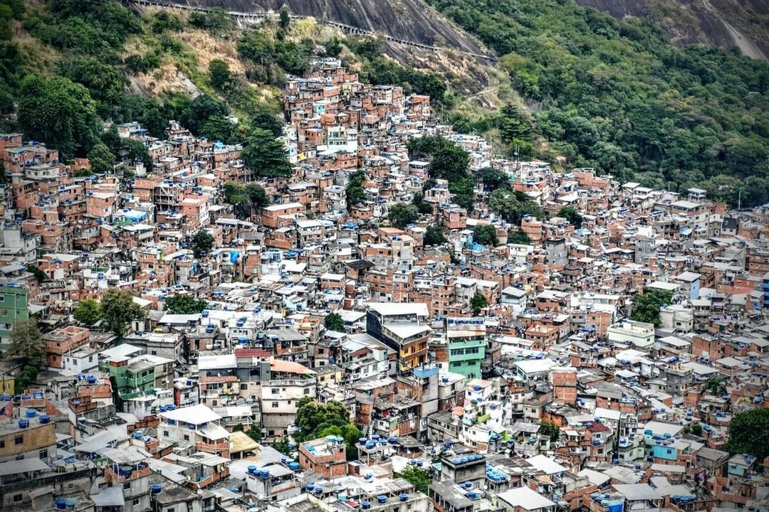 Фавела Росинья (Рио-де-Жанейро), одна из крупнейших трущоб Бразилии, в которой проживает более 200 000 человек
