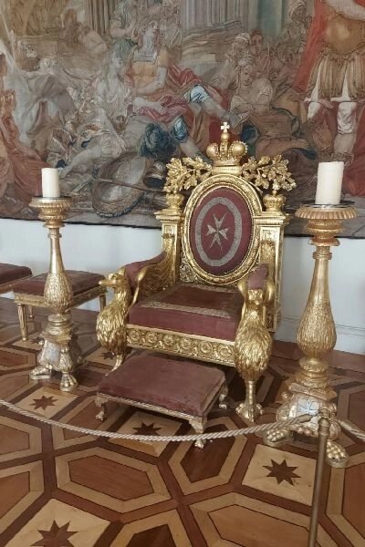    Трон Мальтийского ордена конца XVIII века, который получил повреждения. Фото: Telegram-канал Росгвардии