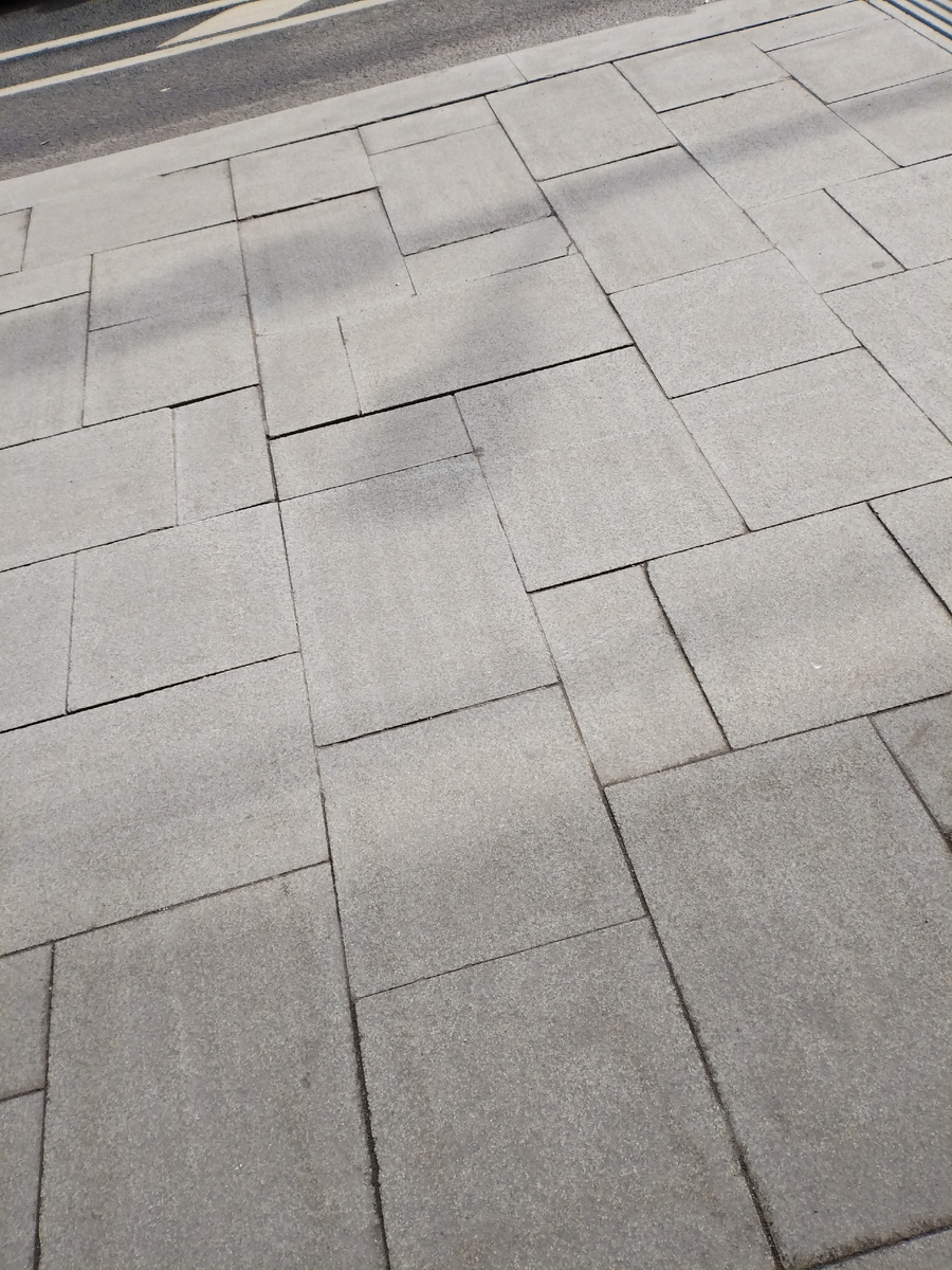 Московскую плитку перекладывают плюс-минус два раза в год...