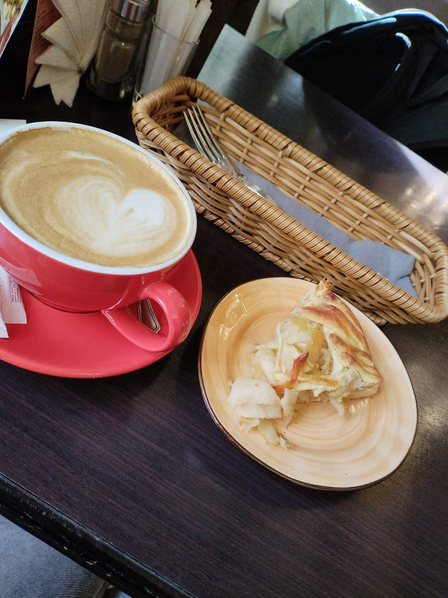 Яблочный пирог норм, капуччино вообще супер