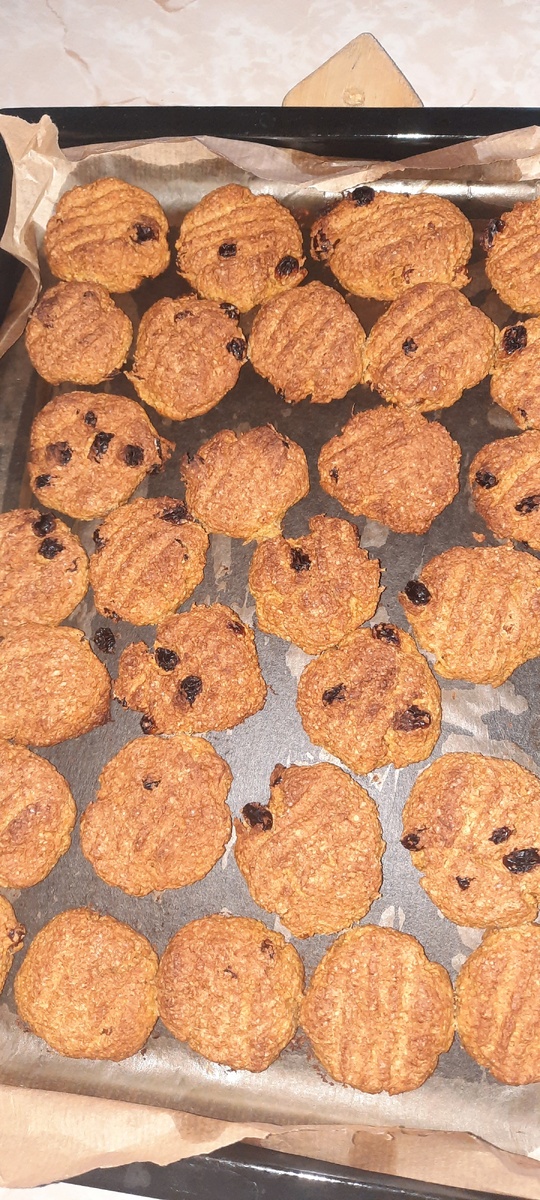 Рецепт:100 г овсян хлопьев измельчить в кофемолке + 100 г ржаной муки, 1 ч л разрыхлитель, 0,5 ч л молотого имбиря, 3 ст ложки сах+ орехи измельченные или изюм, добавить морковь натертую на мелк терке 100 г, 80 мл раст масла без запаха. Слепить печенье. В духовку разогретую 180 гр на 20 минут. Если честно, я не отмеряла, всё брала на глаз. Тесто сначала рассыпается, но потом становится послушным.