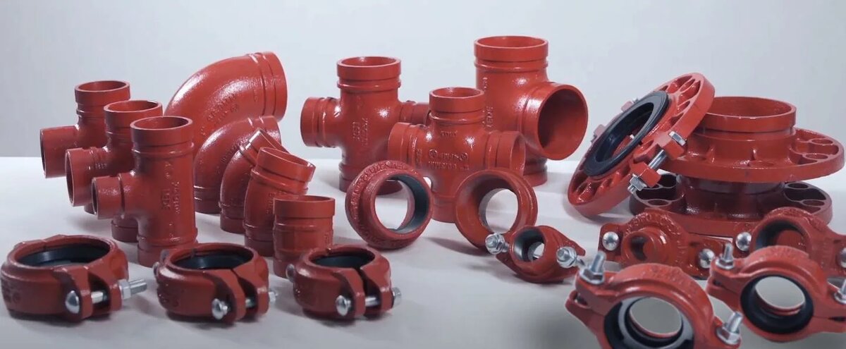 В современных условиях строительства и реконструкции систем дождевой канализации часто возникают ситуации, когда использование пластиковых труб или чугунной безраструбной канализации невозможно. Это может быть связано с особыми требованиями к прочности, условиями эксплуатации или спецификой проекта. В таких случаях на помощь приходят грувлочные соединения, которые предлагают надежное и долговечное решение для организации водоотвода. В данной статье рассмотрим преимущества грувлочных соединений, их применение и примеры успешного использования в различных условиях.