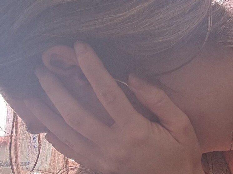     занимаясь пляжным волейболом, повредила себе ухо, зацепившись серьгой за сетку. Фото: Архив МК в Питере