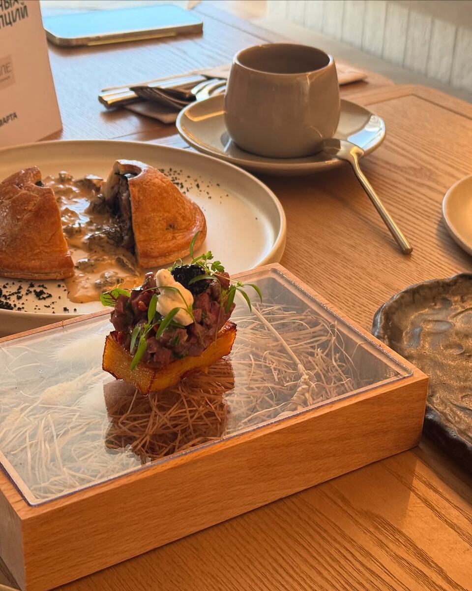 Гусь на сене