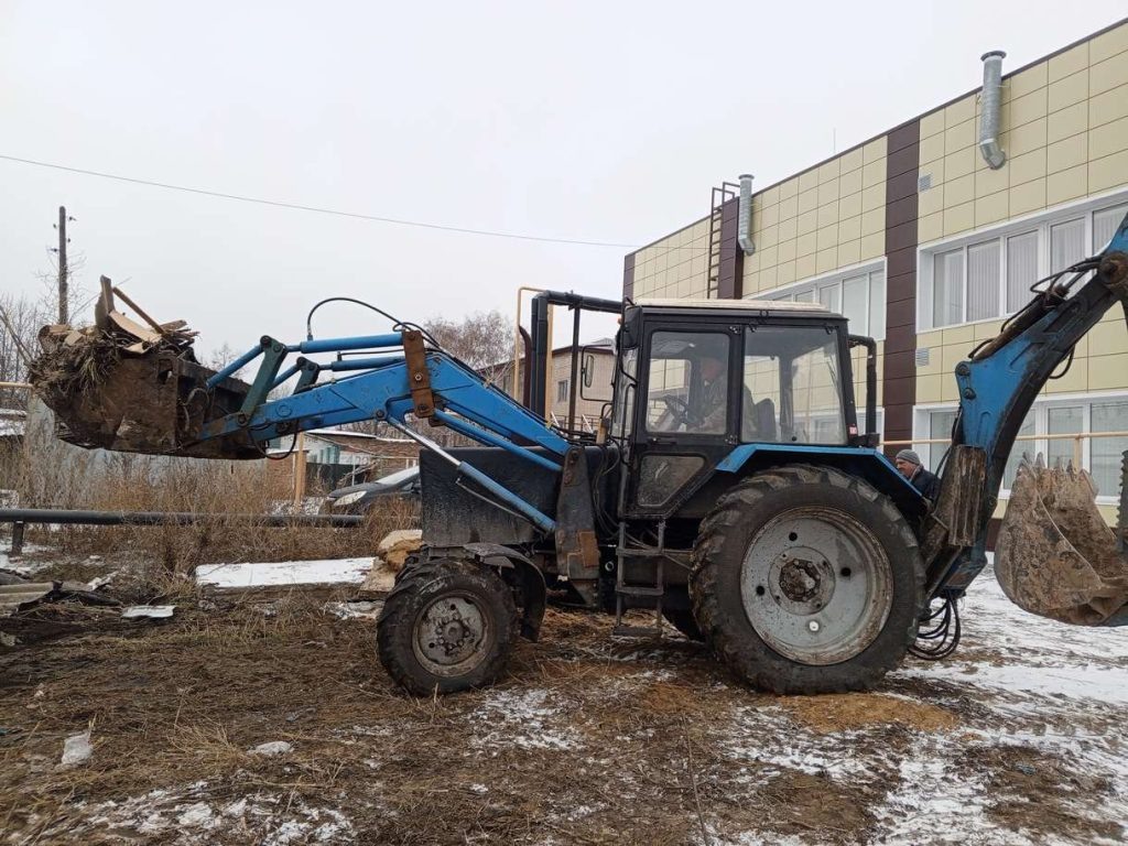 Тракторист-экскаваторщик за работой