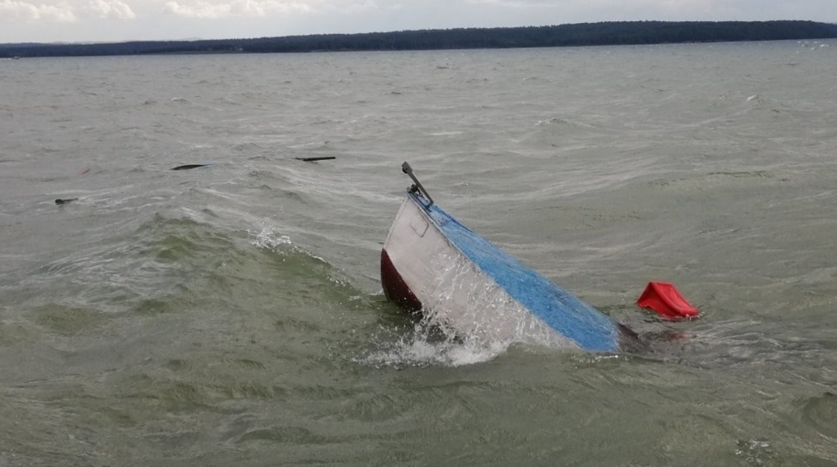 Фотография, конечно, не той самой лодки. Для иллюстрации добавил.