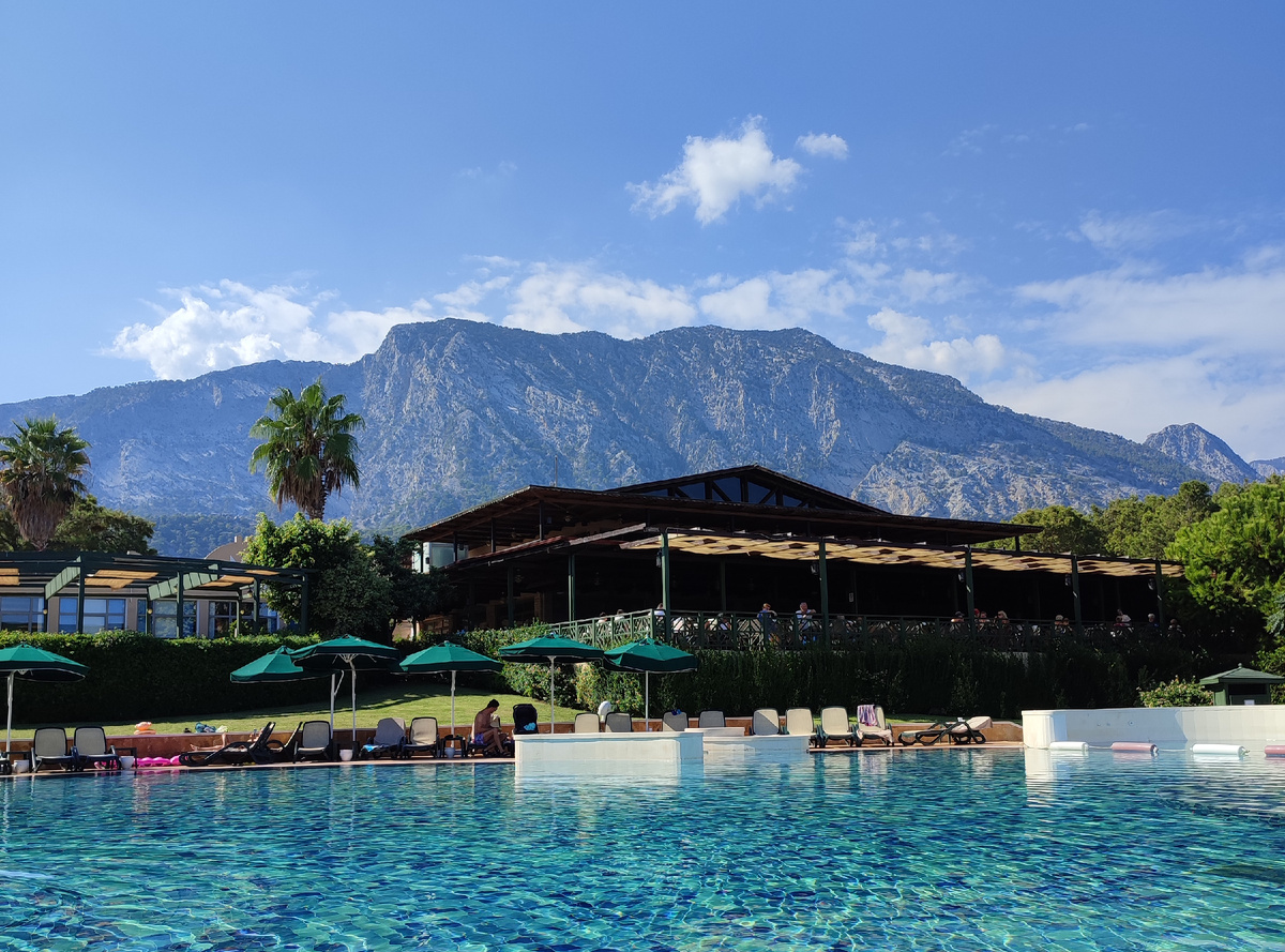 Сумасшедшие виды на территории отеля. Фото из личного фотоархива автора