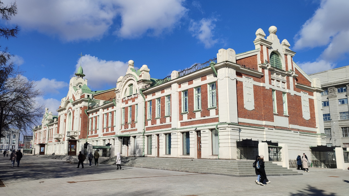 Краеведческий музей под ярким весенним небом - красота безусловная!