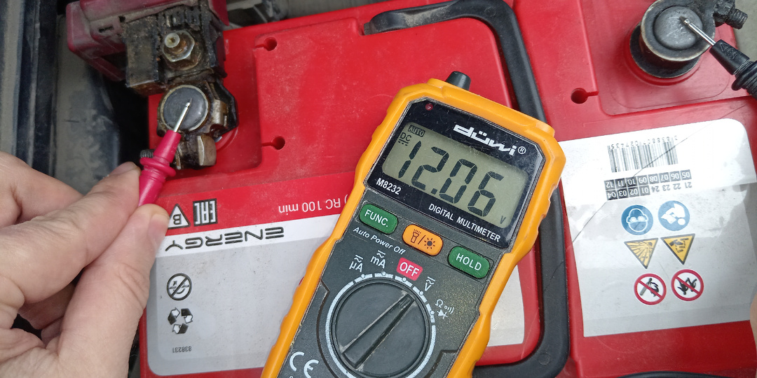 "Красный щуп ставь на массу"- сказал автоэлектрик - "черный - на вывод "B+", проверяй диодный мост", так и выяснил, почему не заряжалась АКБ