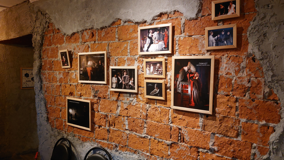 Театр начинается с кирпичной стены