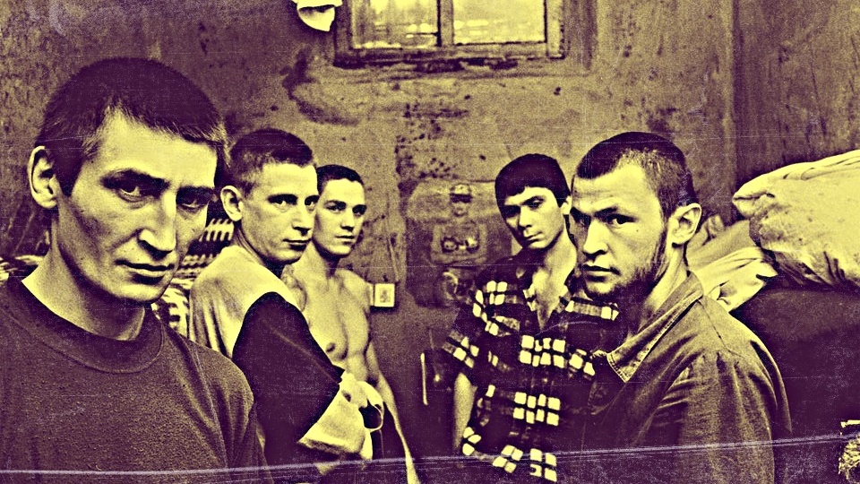 Тюремные стены дышат насилием, где выживание становится искусством. Чтобы не стать жертвой в этом жестоком мире, усвойте 4 правила