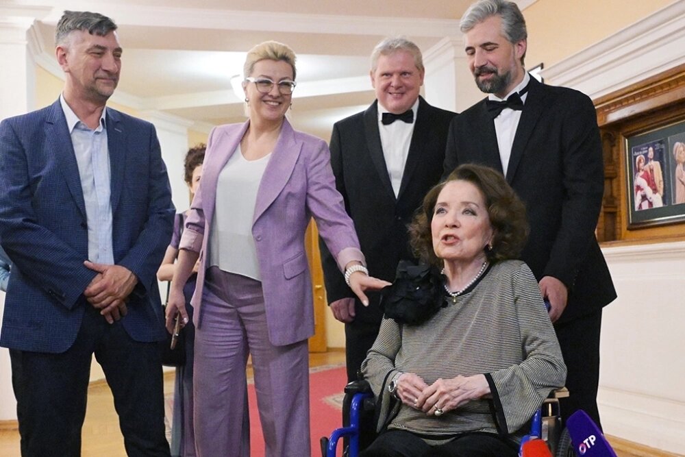    Президент Фонда Тихона Хренникова, внук композитора Андрей Кокарев, Директор центрального академического театра Российской армии Милена Авимская, актер Андрей Коченов, актер Илья Баранов и народная артистка РСФСР Лариса Голубкина (слева направо) во время пресс-конференции, посвященной 111-летию со дня рождения композитора Тихона Хренникова и премьере спектакля «Гусарская баллада», 2024 год. Фото: РИА Новости/ Алексей Никольский